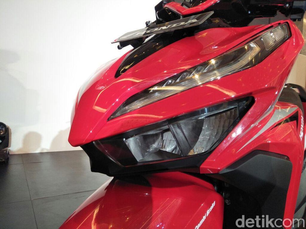 Adu Fitur Honda Vario vs Yamaha Lexi Adu Fitur Honda Vario vs Yamaha Lexi