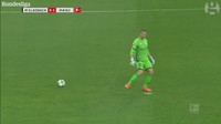 Kiper Mainz Robin Zentner sempat membuat blunder konyol ketika menghadapi Borussia Moenchengladbach. Ia sempat kehilangan kontrol bola dan cuma menendang angin. Beruntung bola kemudian bisa dibuang rekannya. (Foto: Screenshots Youtube)