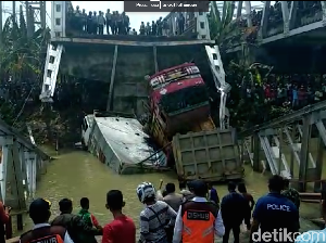 Jembatan Babat Ambrol, Truk yang Tercebur Belum Bisa Dievakuasi