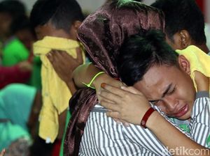 Tangis Haru Pecah Saat Napi Anak Bertemu Ortu Tangis Haru Pecah Saat Napi Anak Bertemu Ortu