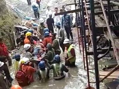 Mencekam! Ini Evakuasi Korban Proyek Tol Runtuh di Manado