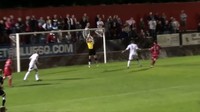 James Pullen, kiper Welling United, membuat blunder ketika mengadapi Chelmsford. Ia gagal menangkap bola lambung yang mengarah ke gawangnya. Padahal bola itu tidak  begitu kencang datangnya. (Foto: Screenshots Youtube)
