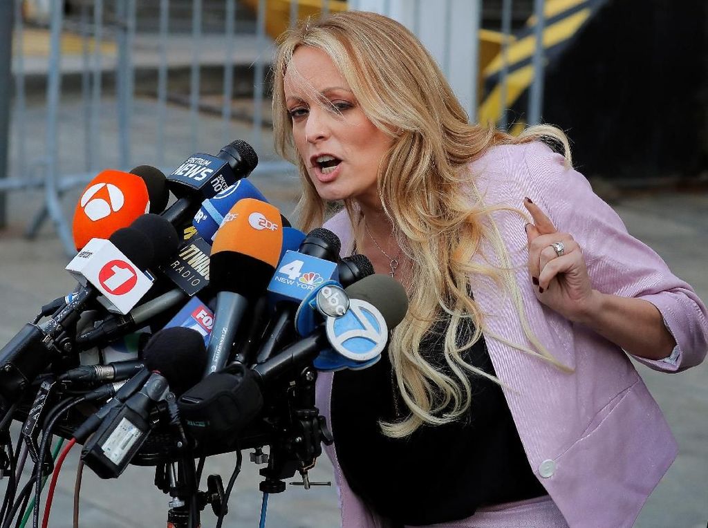 Bintang Porno yang Ngaku Selingkuh dengan Trump Menang Gugatan Rp 6,3 M Bintang Porno yang Ngaku Selingkuh dengan Trump Menang Gugatan Rp 6,3 M