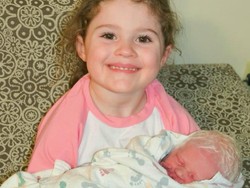 Reaksi Bocah Saat Tahu Adiknya Albino Ini Bikin Melting