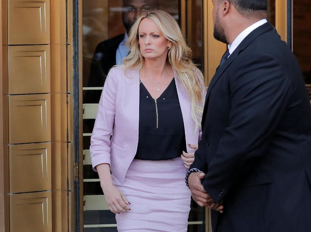 Eks Pengacara Akui Trump Beri Uang Tutup Mulut ke Bintang Porno Eks Pengacara Akui Trump Beri Uang Tutup Mulut ke Bintang Porno