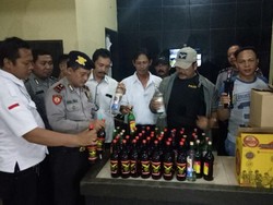 Warung Jamu di Tangerang Dirazia, Ratusan Botol Miras Disita