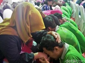 Menkum Terharu Lihat Napi Anak Cuci Kaki Orang Tua Menkum Terharu Lihat Napi Anak Cuci Kaki Orang Tua