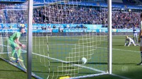 Mark Flekken, kiper Duisburg, membuat blunder ketika menghadapi Ingolstadt di partai 2. Bundesliga. Gawangnya dibobol ketika ia sedang mengambil minum di dalam gawangnya. Ia tidak mengetahui kalau timnya sedang diserang balik. (Foto: Screenshots Youtube)