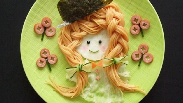 Ah, Cantiknya! Sosok Wanita Cantik dan Nenek Ini Terbuat dari Sayur dan Buah