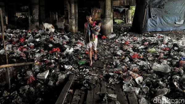 Potret Tumpukan Sampah di Kolong Tol Tanjung Priok