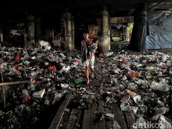 Potret Tumpukan Sampah di Kolong Tol Tanjung Priok