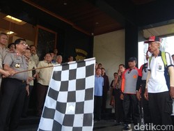 Kapolda Jatim Lepas Purnawirawan Jalan Kaki ke Mabes Polri