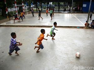 Viral Anak-anak Main Ayunan Pohon yang Membahayakan