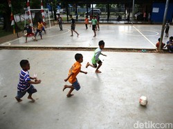 Viral Anak-anak Main Ayunan Pohon yang Membahayakan