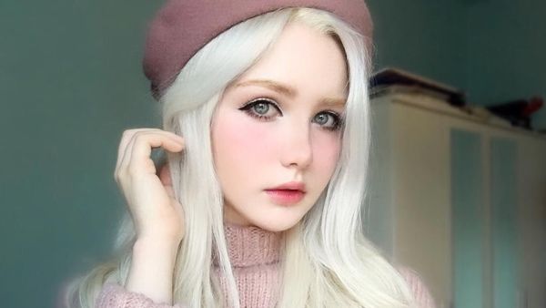 Foto: Pesona Gadis Rambut Silver yang Berwajah Bak Peri Cantik