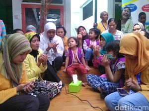 Khofifah Hibur Penderita Kanker di Surabaya