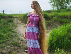 Rambut Bak Rapunzel, Perawatan Alami Wanita Ini Ada di Dapur