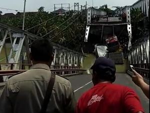 Jembatan Babat Ambrol, Polisi: 2 Orang Meninggal Terjebak di Truk