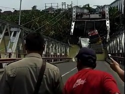 Jembatan Babat Ambrol, Polisi: 2 Orang Meninggal Terjebak di Truk