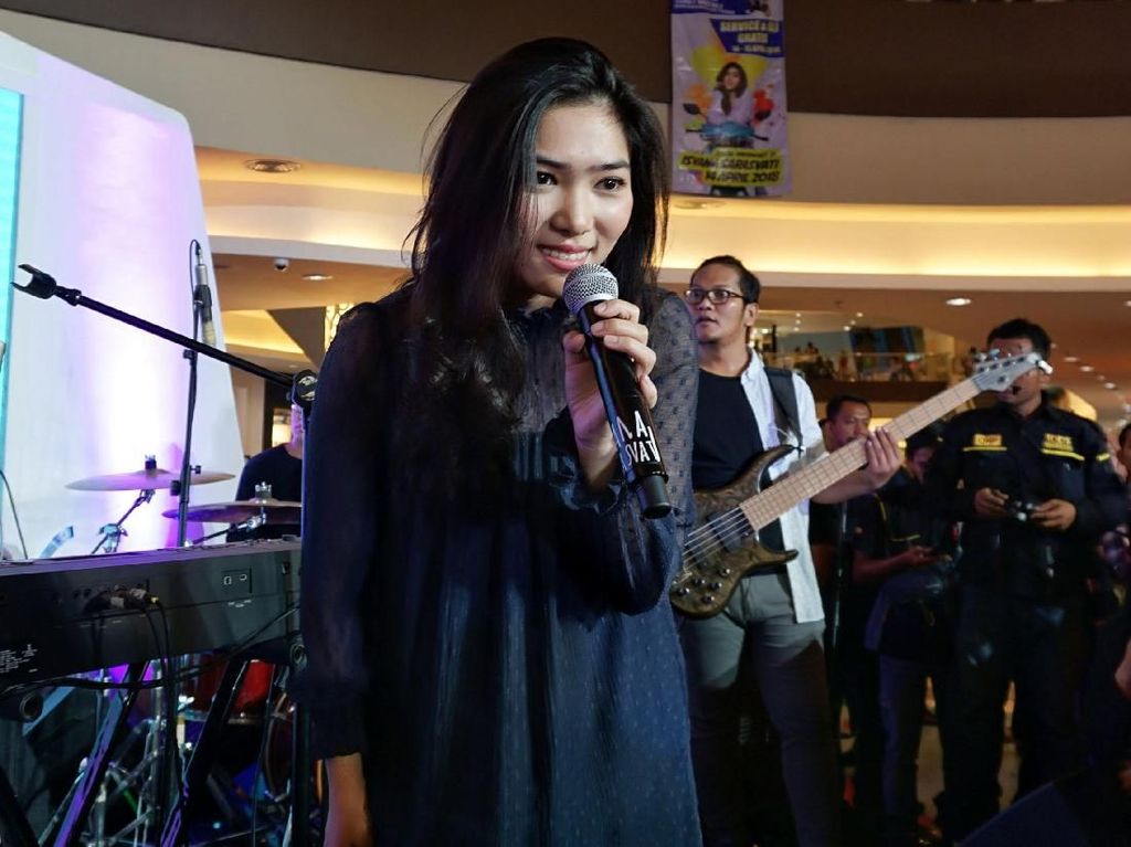 Ini Barang yang Harus Dibawa Isyana Sarasvati Saat Manggung Ini Barang yang Harus Dibawa Isyana Sarasvati Saat Manggung