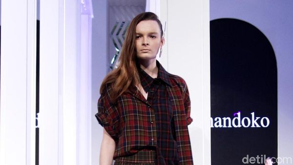 Foto: 12 Koleksi Terbaru Tri Handoko, Busana Motif Kotak-Kotak