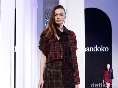 Foto: 12 Koleksi Terbaru Tri Handoko, Busana Motif Kotak-Kotak