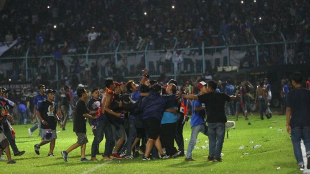Suporter memasuki lapangan saat terjadi kericuhan pada pertandingan antara Arema FC melawan Persib Bandung dalam Liga I di Stadion Kanjuruhan. (