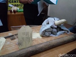 Polisi Sita Batu dan Bambu yang Dipakai untuk Bentrok dengan Bonek