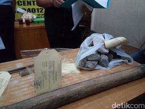 Polisi Sita Batu dan Bambu yang Dipakai untuk Bentrok dengan Bonek Polisi Sita Batu dan Bambu yang Dipakai untuk Bentrok dengan Bonek