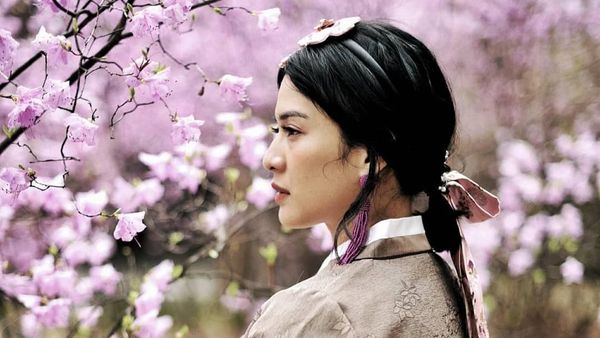 Pakai Hanbok di Korea, Tumben Kantung Mata Dian Sastro Terlihat?