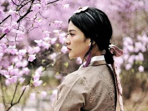 Pakai Hanbok di Korea, Tumben Kantung Mata Dian Sastro Terlihat?