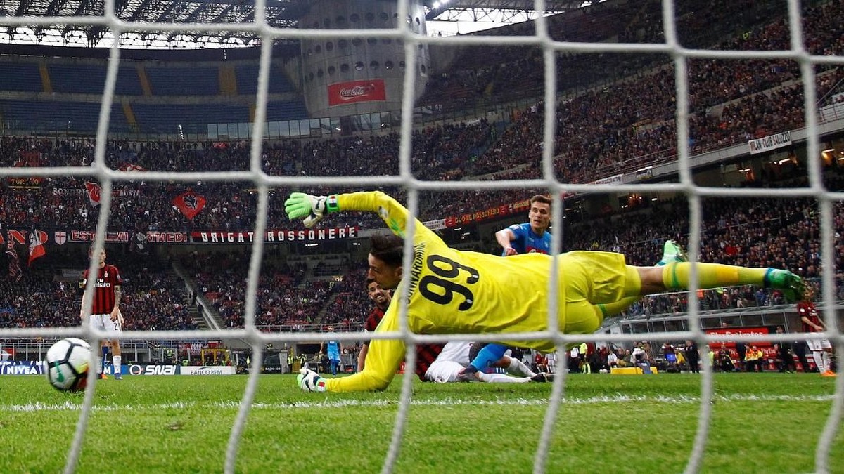 Penyelamatan gemilan Gianluigi Donnarumma di masa injury time melawan Napoli. (Foto: Alessandro Garofalo/Reuters)