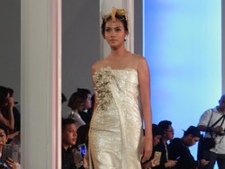 Barli Asmara Terinspirasi Monarki Abad ke-18 untuk Koleksi Busana Terbarunya