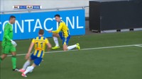 Kiper Almere City Chiel Kramer membuat blunder konyol saat menghadapi RKC Waalwijk. Sempat mengamankan bola dari lawan, ia malah kecolongan bola lagi dari lawan karena lengah. Gawangnya pun dibobol. (Foto: Screenshots Youtube)
