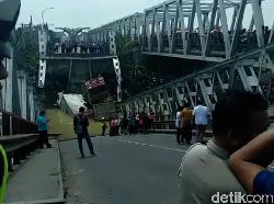 Penampakan Jembatan Babat Ambrol dan Truk yang Tercebur Sungai