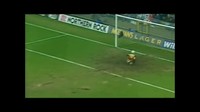 Tim Flower, kiper Blacburn Rovers, membuat blunder kocak saat menghadapi Liverpool. Ia gagal menangkap bola mendatar sehingga gawangnya bobol dengan mudah. (Foto: Screenshots Youtube)