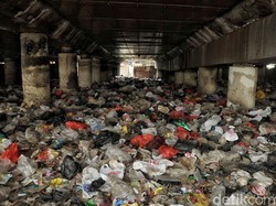 Sandi Minta Lautan Sampah di Kolong Tol Priok Segera Dibereskan