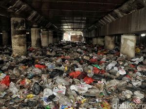 Sandi Minta Lautan Sampah di Kolong Tol Priok Segera Dibereskan Sandi Minta Lautan Sampah di Kolong Tol Priok Segera Dibereskan