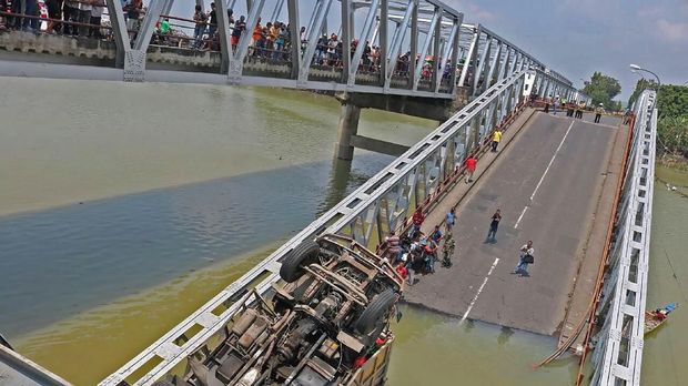 Polisi Duga Jembatan Tuban-Lamongan Ambruk karena Sudah Tua