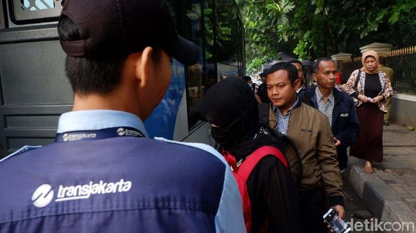 Ganjil Genap Berlaku, Warga Pindah ke TransJakarta