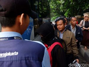 Ganjil Genap Berlaku, Warga Pindah ke TransJakarta