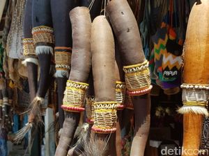 Etika Memotret Pria Berkoteka di Papua