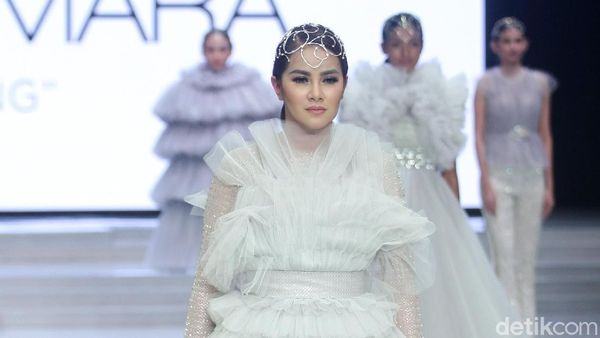 12 Koleksi Busana Barli Asmara yang Terinspirasi Era Renaissance