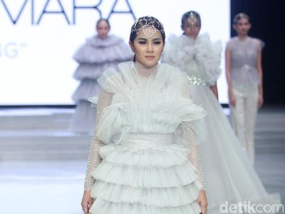 12 Koleksi Busana Barli Asmara yang Terinspirasi Era Renaissance