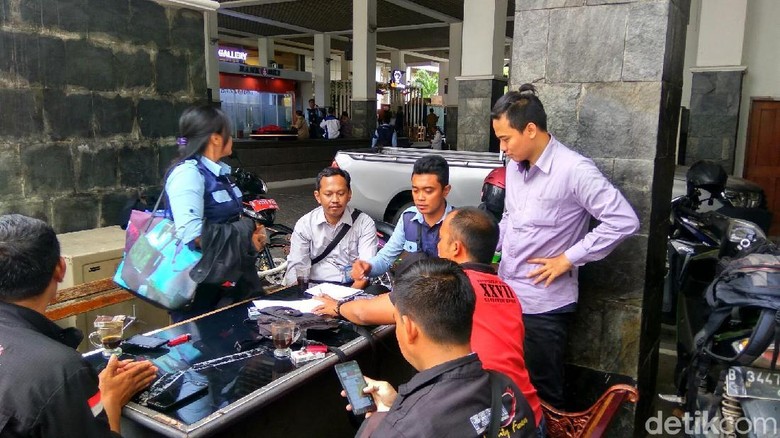 Pegawai TransJ Temui Sandi Minta Diangkat Makara Karyawan Tetap
