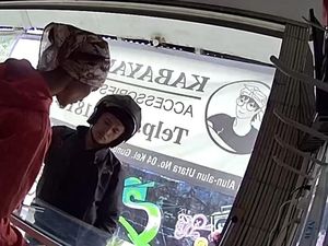 Aksi Pria Berhelm Curi Ponsel di Sukabumi Terekam CCTV Aksi Pria Berhelm Curi Ponsel di Sukabumi Terekam CCTV