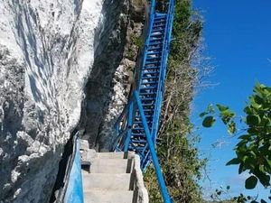 Meniti Ratusan Anak Tangga Menuju Air Terjun di Nusa Penida