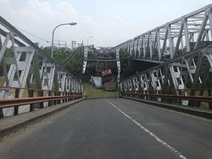 Jembatan Babat Widang Ambrol, Beberapa Kendaraan Terjun ke Sungai Jembatan Babat Widang Ambrol, Beberapa Kendaraan Terjun ke Sungai