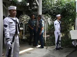 Penjaga Bersenjata di Rumah Duka Amoroso Katamsi