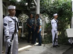 Penjaga Bersenjata di Rumah Duka Amoroso Katamsi